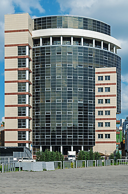 포토 JPG 해외이미지 구름 유럽 비즈니스 건축양식 창문 하늘 새로움 바닥 아파트 직장 사람없음 야외 건물 파란색 도시풍경 사무실 탑 고층빌딩 블록 도시 보행로 도심 큼 상업 각도 복잡 해외포토 자연요소 건축물 건축 나라 길 컬러 컨셉 회사 주택 풍경 빌딩 크기 파일형식 이미지허브