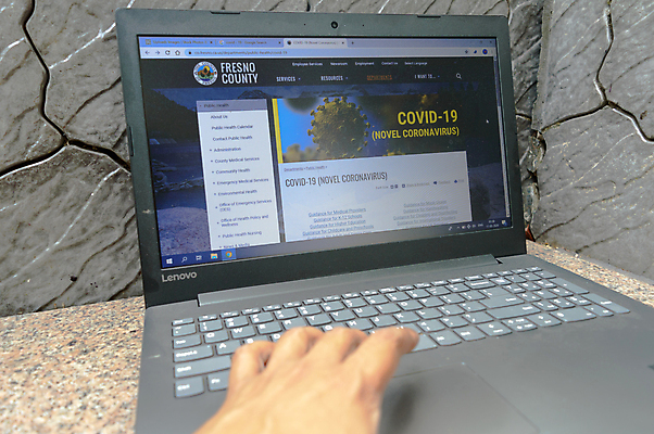 포토 JPG 해외이미지 손 남자 인터넷 비즈니스 중동 통신 커뮤니케이션 무선통신 사람없음 컴퓨터 건강관리 모니터 열 작업장 바이러스 보호 질병 위험 경계 보여주기 소셜미디어 예방접종 전염병 정보매체 제어 증상 남자한명만 해외포토 나라 산업 컨셉 의학 모션 건강 관리 사람 신체부위 전자제품 접종 남자만 파일형식 이미지허브