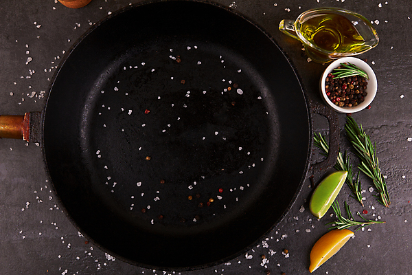 포토 JPG 해외이미지 디자인 음식 백그라운드 재료 탁자 표면 주방용품 주택 손잡이 요리 사람없음 우주 금속 주방 식당 검은색 어둠 공백 장비 회색 튀김 바위 기구 공구 프라이팬 냄비 정상 철 레몬 향신료 오브젝트 메뉴 소금 라임 후추 로즈메리 해외포토 컬러 가구 생활용품 과일 재질 건물 상점 돌_바위 도구 솥 허브 향미료 파일형식 이미지허브