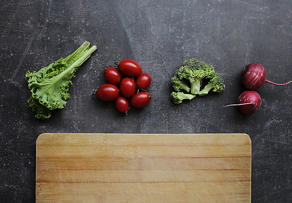포토 JPG 해외이미지 식재료 방울토마토 실내 사람없음 하이앵글 상추 브로콜리 건강식 나무도마 적환무 플랫레이 해외포토 음식 뷰포인트 토마토 채소 도마 내부 목재 플랫 무 파일형식 이미지허브