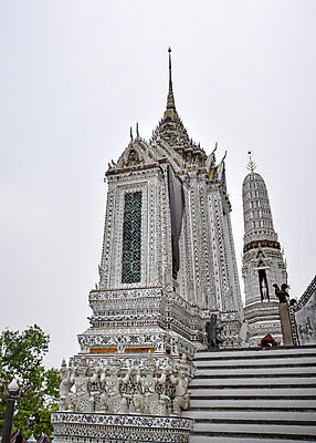 포토 JPG 해외이미지 전통 디자인 종교 얼굴 벽 여행 패턴 불교 건축양식 태국 추상 미술 경비 사람없음 건물 장식 컬러풀 태양 조각상 탑 새벽 수확 흰색 용 사찰 도자기 타일 묘사 질감 방콕 모자이크 전사 목각 옛날 해외포토 자연요소 건축물 건축 아시아 컬러 무늬 농업 종교건축 문화예술 안전 신체부위 조형물 보호 파일형식 이미지허브