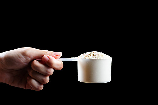 포토 JPG 해외이미지 손 검은배경 실내 들기 신체부위 가루 단백질 스쿱 단백질쉐이크 프로틴파우더 해외포토 백그라운드 모션 사람 내부 검은색 쉐이크 영양소 파일형식 이미지허브