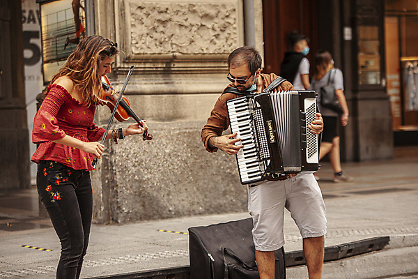 포토 JPG 해외이미지 주간 전신 서양인 여자 남자 연주 유럽풍경 들기 여러명 성인 야외 앞모습 옆모습 아웃포커스 이탈리아 바이올린 아코디언 거리공연 바이올리니스트 길거리예술가 볼로냐 성인만 해외포토 자연요소 외국인 유럽 음악 뷰포인트 다수 모션 현악기 촬영기법 사람 풍경 공연 연주자 건반악기 예술가 파일형식 이미지허브