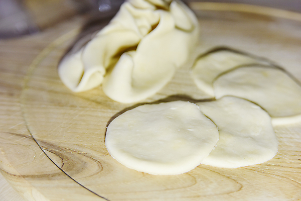 포토 JPG 해외이미지 모양 전통 음식 백그라운드 재료 탁자 주택 파스타 창조 요리 사람없음 목재 주방 식사 저녁식사 중국 빵집 흰색 원형 자르기 굽기 오브젝트 준비 서식 날것 반죽 만들기 밀가루 언론 레시피 경단 고립 라비올리 러시아인 방법 생식 페스츄리 핸드메이드 해외포토 도형 서양인 나무 아시아 빵 컬러 가구 모션 서양음식 건물 상점 가루 구이 파일형식 이미지허브