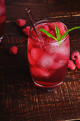 포토 JPG 해외이미지 잔 빨대 사람없음 빨간색 얼음 달콤 시원함 허브 산딸기 에이드 나무배경 해외포토 자연요소 식물 식기 음료 컬러 백그라운드 과일 맛 파일형식 이미지허브