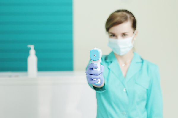 포토 JPG 해외이미지 여자 유니폼 청진기 실내 병원 마스크 한명 서기 상반신 성인 앞모습 간호사 의사 성인여자한명만 해외포토 1 옷 뷰포인트 의학 의료기기 모션 사람 내부 의료진 여자한명만 성인여자만 파일형식 이미지허브