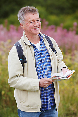포토 JPG 해외이미지 백인 남자 행복 지도 배낭 영국 건강 한명 미소 사람 취미 세로 독서 걷기 산책 하이킹 시골 60대 은퇴 해외포토 서양인 1 노년 감정 유럽 가방 모션 레저 휴식 표정 파일형식 이미지허브