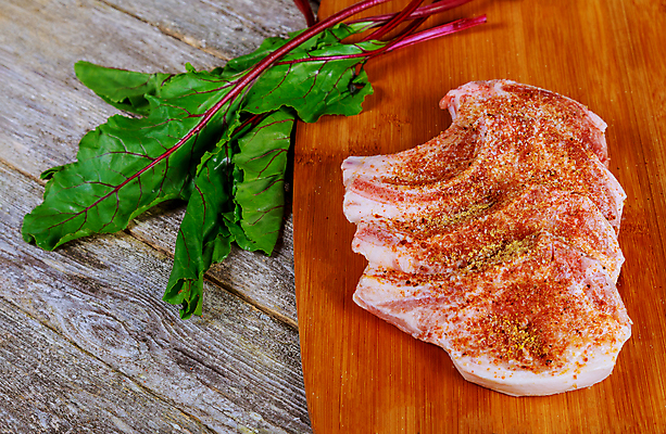 포토 JPG 해외이미지 재료 탁자 도마 육류 돼지고기 스테이크 요리 사람없음 목재 주방 식사 저녁식사 신선 양념 그릴 바비큐 자르기 굽기 허리 향신료 준비 유기농 날것 소금 후추 단백질 등심 생식 정육점 개조 해외포토 나무 웰빙 음식 가구 식재료 모션 주방용품 서양음식 신체부위 상점 구이 영양소 향미료 파일형식 이미지허브