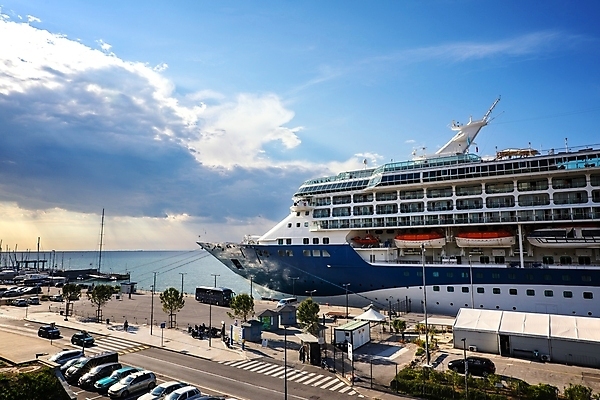 포토 JPG 해외이미지 주간 구름 하늘 사람없음 야외 항구 유람선 크루즈 조선소 정박 선박 해외포토 자연요소 산업 수상교통 배_교통 교통시설 파일형식 이미지허브