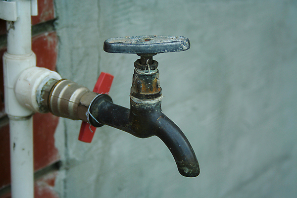 포토 JPG 해외이미지 음료 벽 백그라운드 컨셉 자연 건조 손잡이 사람없음 야외 물 여름 환경 금속 정원 흐름 수확 흰색 오픈 액체 보호 갈증 철 부식 수도꼭지 날것 튜브 낭비 고립 옛날 철강 공급 해외포토 자연요소 계절 컬러 농업 재질 생태계 파일형식 이미지허브