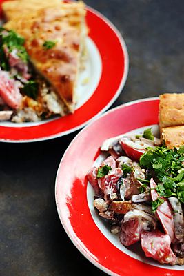 포토 JPG 해외이미지 식기 접시 음식 2 토마토 채소 가지 양파 주택 감자 파슬리 육류 돼지고기 요리 사람없음 목재 빨간색 초록색 노란색 식사 저녁식사 샐러드 껍질 흰색 쌍 그릴 은색 바비큐 굽기 먹기 제비꽃 반죽 후추 마요네즈 점심식사 핸드메이드 개조 해외포토 나무 꽃 컬러 식재료 재료 모션 주방용품 건물 소스_음식 구이 향신료 파일형식 이미지허브