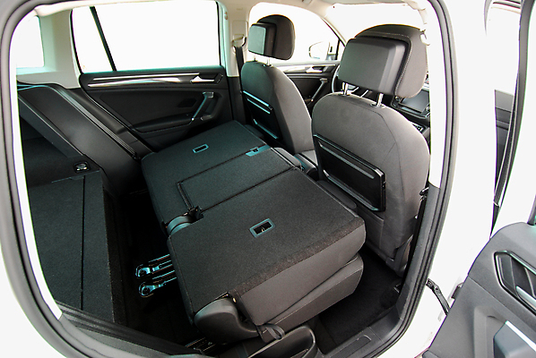 포토 JPG 해외이미지 모델 디자인 여행 의자 비즈니스 교통시설 자동차 유리 안전 사람없음 내부 빛 문 검은색 장비 운전 벨트 판넬 바퀴 운전사 고급 우아함 크루즈 가죽 승객 계기판 고립 자동 접기 해외포토 직업 잡화 육상교통 컬러 가구 교통 컨셉 배_교통 모션 재질 시설 파일형식 이미지허브