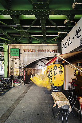 포토 JPG 해외이미지 전통 포스터 아시아 선 벽 건축양식 탁자 프레임 그림자 사람없음 노란색 일본 기차 등불 바 보행자 터널 전철 역 도쿄 국수 복고 구식 옛날 철강 회복 해외포토 건축 나라 길 음식 육상교통 컬러 가구 컨셉 교통시설 조명 대중교통 면류 파일형식 이미지허브