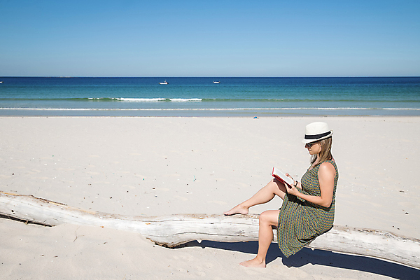 포토 JPG 해외이미지 나무 라이프스타일 여자 모래 바다 포즈 맨발 휴가 휴식 한명 앉기 야외 책 독서 태양 일출 맑음 침묵 고요 스페인 고독 호흡 문학 파라다이스 혼자 수평선 해외포토 자연요소 식물 1 감정 유럽 컨셉 모션 발 날씨 사람 생활 노을 소리 파일형식 이미지허브