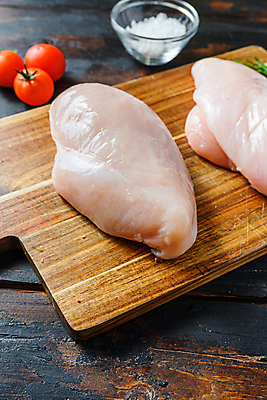 포토 JPG 해외이미지 방울토마토 생고기 근접촬영 사람없음 굵은소금 나무도마 닭가슴살 생닭 해외포토 뷰포인트 토마토 도마 육류 목재 닭고기 닭 소금 파일형식 이미지허브