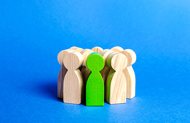 포토 JPG 해외이미지 실내 사람없음 초록색 말_게임 그룹 리더 파란배경 옹기종기 해외포토 컬러 백그라운드 컨셉 내부 파란색 게임 파일형식 이미지허브