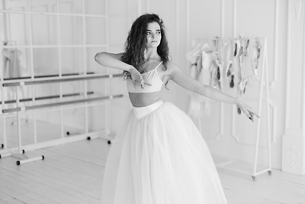 포토 JPG 해외이미지 백인 모델 직업 1 전통 드레스 여자 포즈 신체 교실 흑백 건강 미술 한명 사람 성인 운동 유행 댄서 흰색 춤 클래식 우아함 유연 발레 발레리나 예술가 발레복 체조 단아함 우크라이나 스타일 해외포토 서양인 옷 교육 유럽 컬러 컨셉 학교 문화예술 촬영기법 파일형식 이미지허브