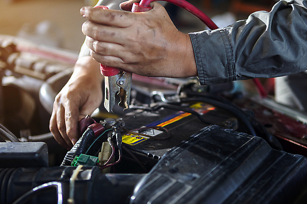 포토 JPG 해외이미지 손 자동차 신체부위 장비 도구 공구 잡기 기술자 수리 고정 엔진 기어 모터 해외포토 직업 육상교통 모션 사람 파일형식 이미지허브
