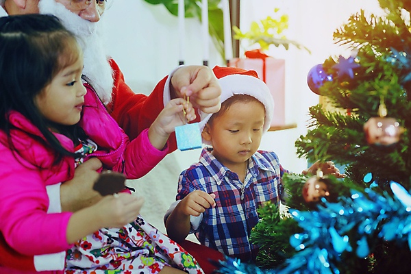 포토 JPG 해외이미지 모델 템플릿 손 배너 드레스 계절 여자 행복 컨셉 기념 선물 미소 세명 파티 기쁨 아빠 광택 디테일 해외포토 옷 감정 가족 표정 사람 이벤트 신체부위 파일형식 이미지허브