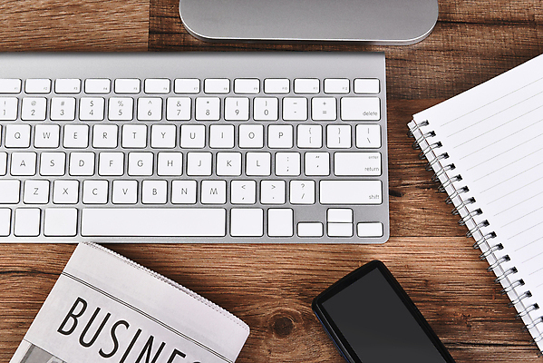 포토 JPG 해외이미지 비즈니스 주택 사람없음 목재 스마트폰 컴퓨터 사무실 검은색 어둠 흰색 키보드 책상 중소기업 해외포토 나무 컬러 가구 회사 재료 건물 전자제품 핸드폰 스마트기기 파일형식 이미지허브