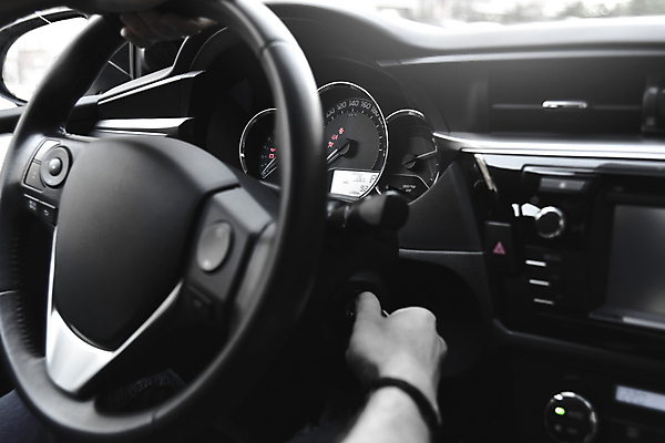 포토 JPG 해외이미지 백인 라이프스타일 손 디자인 남자 여행 비즈니스 교통시설 자동차 새로움 실내 사람 성인 사람없음 내부 듣기 운전 잡기 도시 바퀴 자신감 운전사 정상 속도 라디오 계량기 속도계 인기 자동 제어 해외포토 서양인 직업 감정 육상교통 교통 컨셉 모션 생활 신체부위 전자제품 시설 파일형식 이미지허브