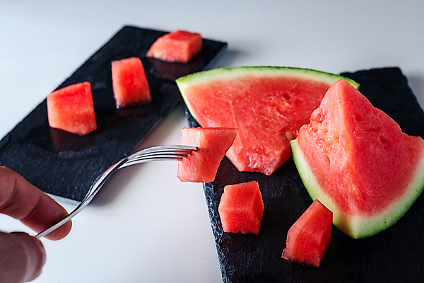 포토 JPG 해외이미지 접시 계절 음식 조각 백그라운드 컨셉 다이어트 과일 디저트 수박 건강 사랑 씨앗 사람없음 빨간색 초록색 물 여름 검은색 흰색 신선 사발 달콤 맛 멜론 자르기 날것 내추럴 고립 석판 숙성 채식주의자 해외포토 자연요소 식물 식기 감정 컬러 모션 사기그릇 채식 파일형식 이미지허브