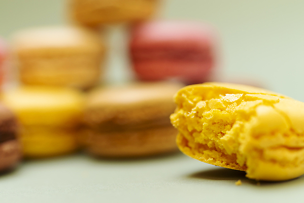 포토 JPG 해외이미지 스튜디오촬영 음식 오렌지 검은배경 디저트 실내 요리 사람없음 초록색 하이앵글 컬러풀 노란색 쿠키 과자 보라색 대접 신선 달콤 맛 굽기 배열 일렬 머리위 부드러움 마카롱 프랑스어 머랭 입가심 페스츄리 해외포토 문자 빵 뷰포인트 컬러 백그라운드 컨셉 과일 내부 검은색 감각 구이 파일형식 이미지허브