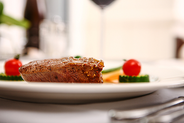 포토 JPG 해외이미지 접시 음식 빵 백그라운드 토마토 채소 탁자 육류 스테이크 요리 사람없음 목재 빨간색 식당 요리사 식사 저녁식사 소고기 흰색 신선 맛 그릴 바비큐 홍수 배고픔 매움 후추 바질 방앗간 단백질 송아지고기 해외포토 나무 직업 식기 컬러 가구 컨셉 식재료 재료 주방용품 서양음식 상점 자연재해 향신료 영양소 파일형식 이미지허브