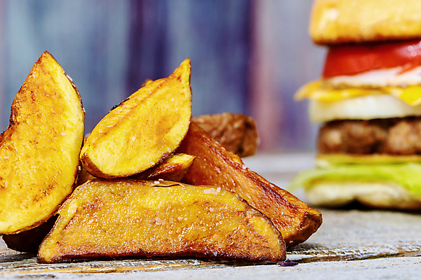 포토 JPG 해외이미지 패스트푸드 근접촬영 사람없음 아웃포커스 햄버거 웨지감자 나무배경 해외포토 뷰포인트 백그라운드 감자 촬영기법 인스턴트 감자요리 파일형식 이미지허브