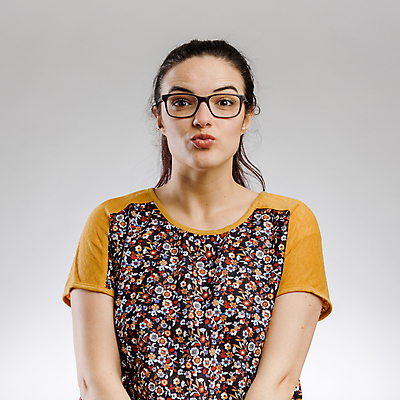 포토 JPG 해외이미지 백인 1 여자 감정 안경 백그라운드 키스 갈색머리 사랑 한명 사람 회색 표현 오픈 입 히스패닉 전송 해외포토 서양인 헤어스타일 잡화 컬러 신체부위 애정표현 파일형식 이미지허브