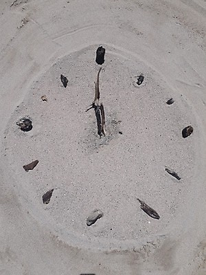 포토 JPG 해외이미지 아이콘 얼굴 모래 바다 시계 백그라운드 컨셉 밭 자연 유리 휴가 사람없음 야외 태양 캠핑 하이킹 사막 조약돌 흰색 시간 원형 심볼 손목시계 모래시계 타이머 분 생존 해외포토 자연요소 도형 컬러 농업 장신구 재질 레저 신체부위 돌_바위 생태계 파일형식 이미지허브