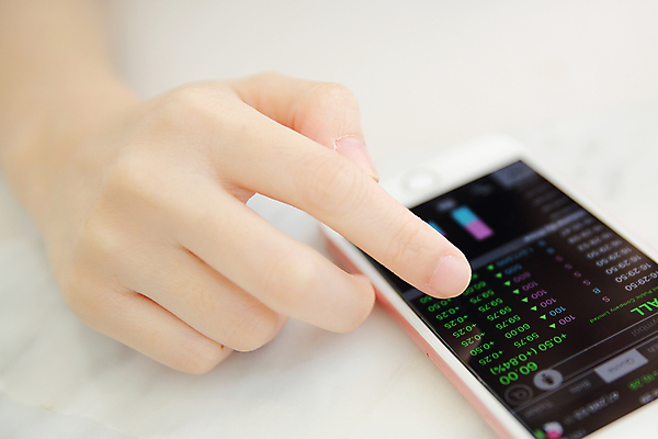 포토 JPG 해외이미지 손 신체부위 스마트폰 주식 분석 투자 해외포토 컨셉 비즈니스 사람 금융 핸드폰 스마트기기 파일형식 이미지허브