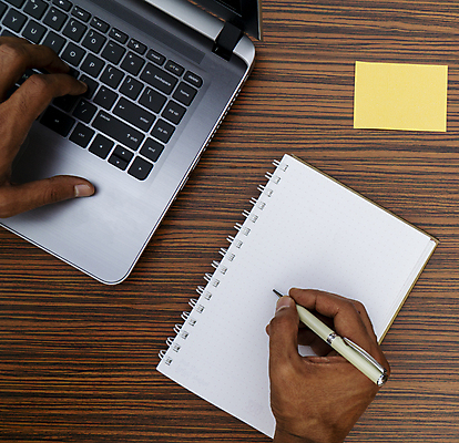 포토 JPG 해외이미지 손 교육 종이 백그라운드 컨셉 패턴 인터넷 비즈니스 탁자 모바일 직장 사람없음 목재 금융 노트북 스마트폰 핸드폰 컴퓨터 사무실 펜 갈색 노란색 우주 스크린 쪽지 공책 공백 계산기 흰색 타이핑 키보드 업무 작업장 정상 책상 오브젝트 문제집 시트 타입 패드 목업 카피스페이스 해외포토 나무 산업 컬러 가구 무늬 회사 재료 문구용품 신체부위 책 경제 전자제품 스마트기기 필기구 장비 작업 파일형식 이미지허브