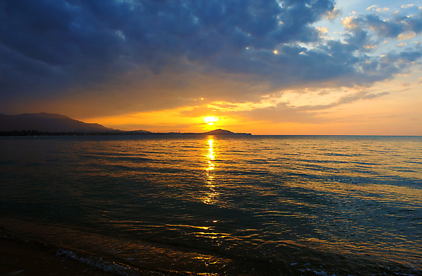 포토 JPG 해외이미지 구름 계절 물결 파도 바다 섬 여행 백그라운드 자연 하늘 아침 휴가 따뜻함 풍경 사람없음 야외 빨간색 물 여름 파란색 빛 컬러풀 햇빛 태양 반사 노란색 일출 맑음 어둠 침묵 일몰 흐름 황금 저녁 장면 파라다이스 수평선 해외포토 주간 자연요소 컬러 컨셉 날씨 노을 소리 야간 생태계 파일형식 이미지허브