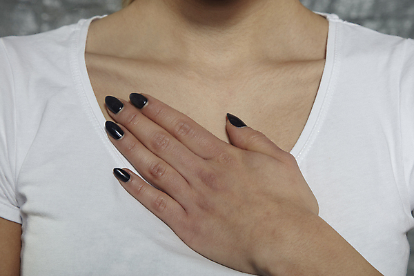 포토 JPG 해외이미지 손 여자 얼굴 신체 근육 스트레스 건강 한명 사람 성인 고통 의사 하트 표현 잡기 맥박 질병 가슴 감염 방문 문제 긴장 돌봄 심장병 압력 증상 해로움 카피스페이스 해외포토 모양 1 감정 컨셉 의학 모션 신체부위 공백 의료진 파일형식 이미지허브