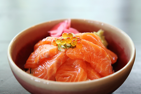 포토 JPG 해외이미지 그릇 회색배경 실내 사람없음 덮밥 연어알 일본음식 연어덮밥 해외포토 식기 음식 백그라운드 내부 알 회색 파일형식 이미지허브