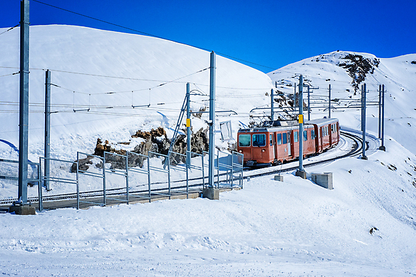 포토 JPG 해외이미지 나무 유럽 호수 여행 겨울 교통시설 자연 하늘 산 풍경 사람없음 야외 빨간색 달리기 계곡 기차 추위 가을 흰색 시골 표현 스위스 빙하 알프스 승객 구름다리 선로 해외포토 식물 계절 나라 육상교통 컬러 교통 모션 대중교통 다리_건축물 시설 생태계 파일형식 이미지허브