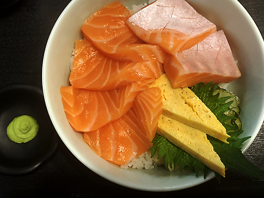 포토 JPG 해외이미지 그릇 검은배경 실내 사람없음 하이앵글 계란 고추냉이 덮밥 일본음식 연어덮밥 해외포토 식기 음식 뷰포인트 백그라운드 내부 알 검은색 양념 파일형식 이미지허브