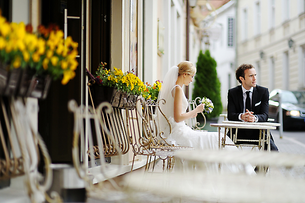 포토 JPG 해외이미지 백인 라이프스타일 커플 응시 드레스 여자 남자 꽃 행복 커피 음료 결혼 2 의자 데이트 관계 결혼식 남편 미소 사람 앉기 성인 야외 두명 컵 노란색 식당 식사 카페 마시기 흰색 축하 떨어짐 먹기 해외포토 서양인 식물 식기 시선 옷 감정 컬러 가구 컨셉 모션 표정 이벤트 생활 상점 파일형식 이미지허브