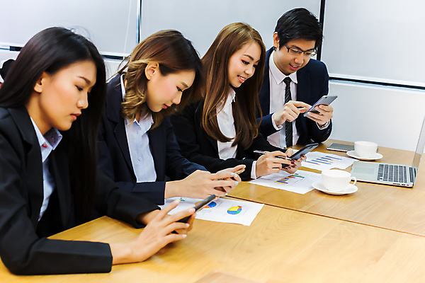포토 JPG 해외이미지 직업 여자 회사 비즈니스 성공 기술 미소 사람 동양인 여러명 옆모습 사무실 유행 방 기차 직장인 그룹 목표 주식 토론 상인 종업원 경영자 이익 세대 개선 멘토링 브레인스토밍 해외포토 교육 육상교통 뷰포인트 다수 컨셉 대중교통 표정 인종 금융 리더 파일형식 이미지허브