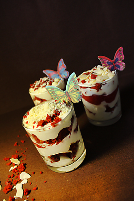 포토 JPG 해외이미지 나비 아이스크림 사람없음 장식 달콤 컵케이크 부스러기 해외포토 곤충 디저트 케이크 맛 파일형식 이미지허브