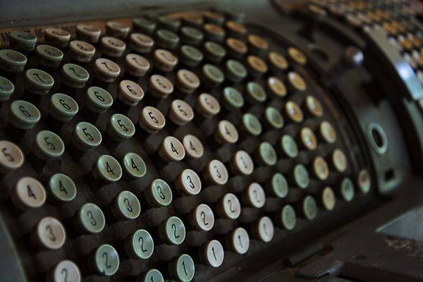 포토 JPG 해외이미지 돈 비즈니스 부분 사람 사람없음 금융 숫자 세일 달러 상점 금속 동전 기계 계산기 수확 골동품 키보드 계산 변화 재산 구매 가격 계산대 소중 책상 복고 결제 타자기 소매 타입 회계 계산서 구식 세금 옛날 해외포토 문자 가구 컨셉 농업 재질 문구용품 경제 쇼핑 장비 파일형식 이미지허브