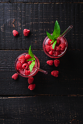 포토 JPG 해외이미지 잔 빨대 사람없음 빨간색 얼음 달콤 시원함 허브 산딸기 에이드 나무배경 해외포토 자연요소 식물 식기 음료 컬러 백그라운드 과일 맛 파일형식 이미지허브