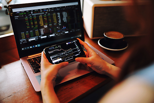 포토 JPG 해외이미지 여자 그래프 한명 들기 상반신 성인 옆모습 노트북 스마트폰 소프트포커스 주식 분석 투자 성인여자한명만 해외포토 1 뷰포인트 컨셉 비즈니스 모션 촬영기법 사람 금융 전자제품 핸드폰 스마트기기 여자한명만 성인여자만 파일형식 이미지허브