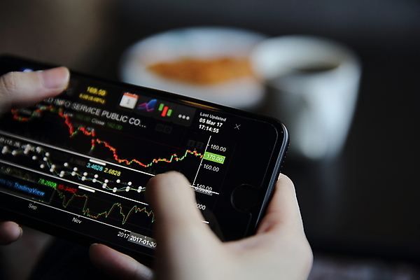 포토 JPG 해외이미지 손 그래프 들기 아웃포커스 신체부위 스마트폰 주식 분석 투자 해외포토 컨셉 비즈니스 모션 촬영기법 사람 금융 핸드폰 스마트기기 파일형식 이미지허브