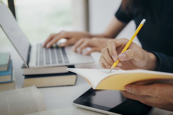 포토 JPG 해외이미지 학생 교육 컨셉 교실 학교 수업 실내 관리 사람 사람없음 책 스터디 독서 공책 시험 기록 그룹 도서관 강의 교과서 준비 대학교 해외포토 문구용품 교재 내부 학습 파일형식 이미지허브