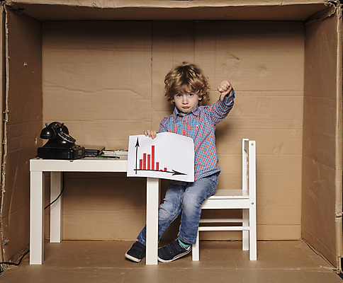 포토 JPG 해외이미지 전신 응시 남자 어린이 비즈니스 한명 들기 앉기 소년 앞모습 상자 사무실 엄지손가락 슬픔 업무 비즈니스맨 시장 작음 거절 아래 경영자 투자 보여주기 서명 경영 소년만 소년한명만 해외포토 1 시선 감정 뷰포인트 컨셉 손가락 모션 사람 작업 직장인 크기 방향 리더 위치 남자만 남자한명만 어린이만 파일형식 이미지허브