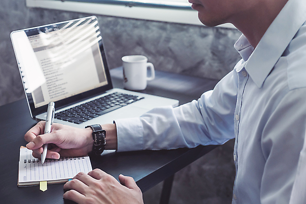 포토 JPG 해외이미지 직업 라이프스타일 손 응시 남자 커피 컨셉 비즈니스 통신 탁자 설계 직장 실내 사람 성인 사람없음 컵 노트북 컴퓨터 사무실 펜 모니터 검은색 공책 공백 방 장비 업무 비즈니스맨 작업실 책상 경영자 바쁨 비서 구성 해외포토 식기 시선 음료 컬러 가구 회사 문구용품 내부 생활 신체부위 전자제품 필기구 작업 직장인 리더 파일형식 이미지허브