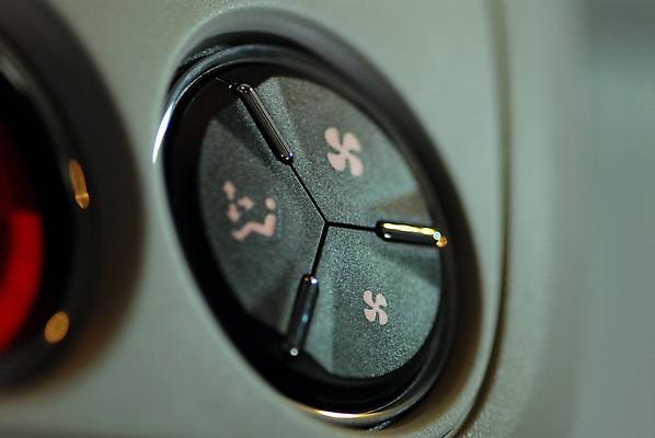 포토 JPG 해외이미지 손 디자인 손가락 교통시설 자동차 바람 실내 따뜻함 손잡이 사람없음 내부 달리기 금속 운전 흐름 추위 신선 판넬 뜨거움 부채 고급 시원함 상쾌 땀 온도 조절 계기판 린스 자동 제어 타격 해외포토 자연요소 감정 육상교통 교통 컨셉 모션 재질 날씨 신체부위 시설 파일형식 이미지허브