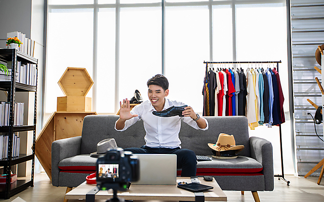 포토 JPG 해외이미지 남자 주택 실내 한명 동양인 상반신 성인 카메라 성인남자한명만 크리에이터 1인미디어 유튜버 스트리밍 영상촬영 해외포토 직업 1 사람 인종 내부 건물 전자제품 촬영 방송 남자한명만 성인남자만 파일형식 이미지허브